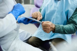 ascesso dentale sintomi cosa fare e quando e urgente