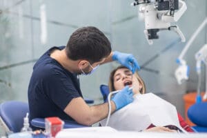 ascesso dentale sintomi cosa fare e quando e urgente