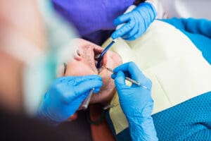 ascesso dentale sintomi cosa fare e quando e urgente